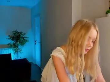 melanie_ryer — Comb your hair [39 tokens left] Hello everyone, my name is Melanie, this is my second stream! Let's get acquainted? #shy #new #blonde #18 #cute
