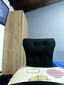 alexandra100gg — Me masajeo el coo con aceite en 4