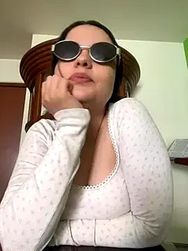 Bella-hadiid on StripChat 