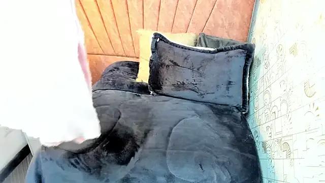 Issa_Milf__ on StripChat