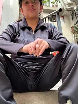 latinfemale — Make me naked outdoor