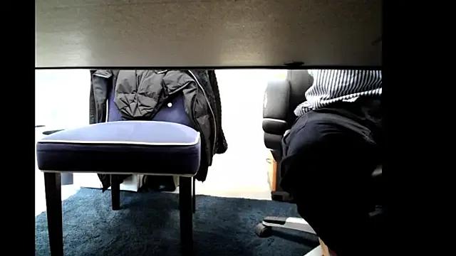 Realdesk — Handjob sous le bureau