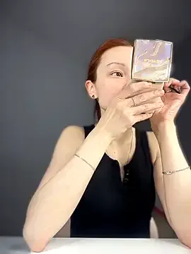 SadieSink_ model from StripChat