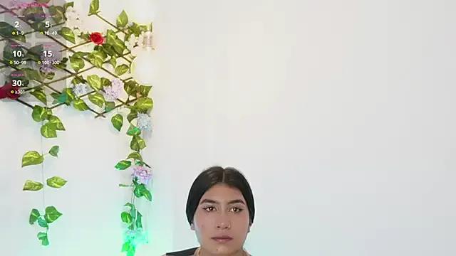 saraBow on StripChat