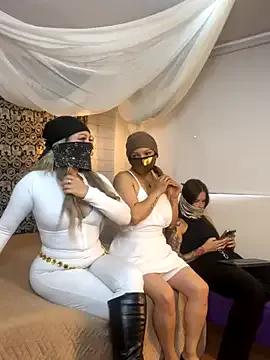TheHarem — Bisous entre 2 filles 