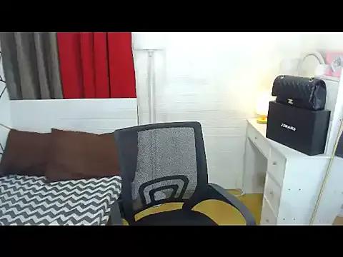 XxWildTsClaraHugeCockxX on StripChat 